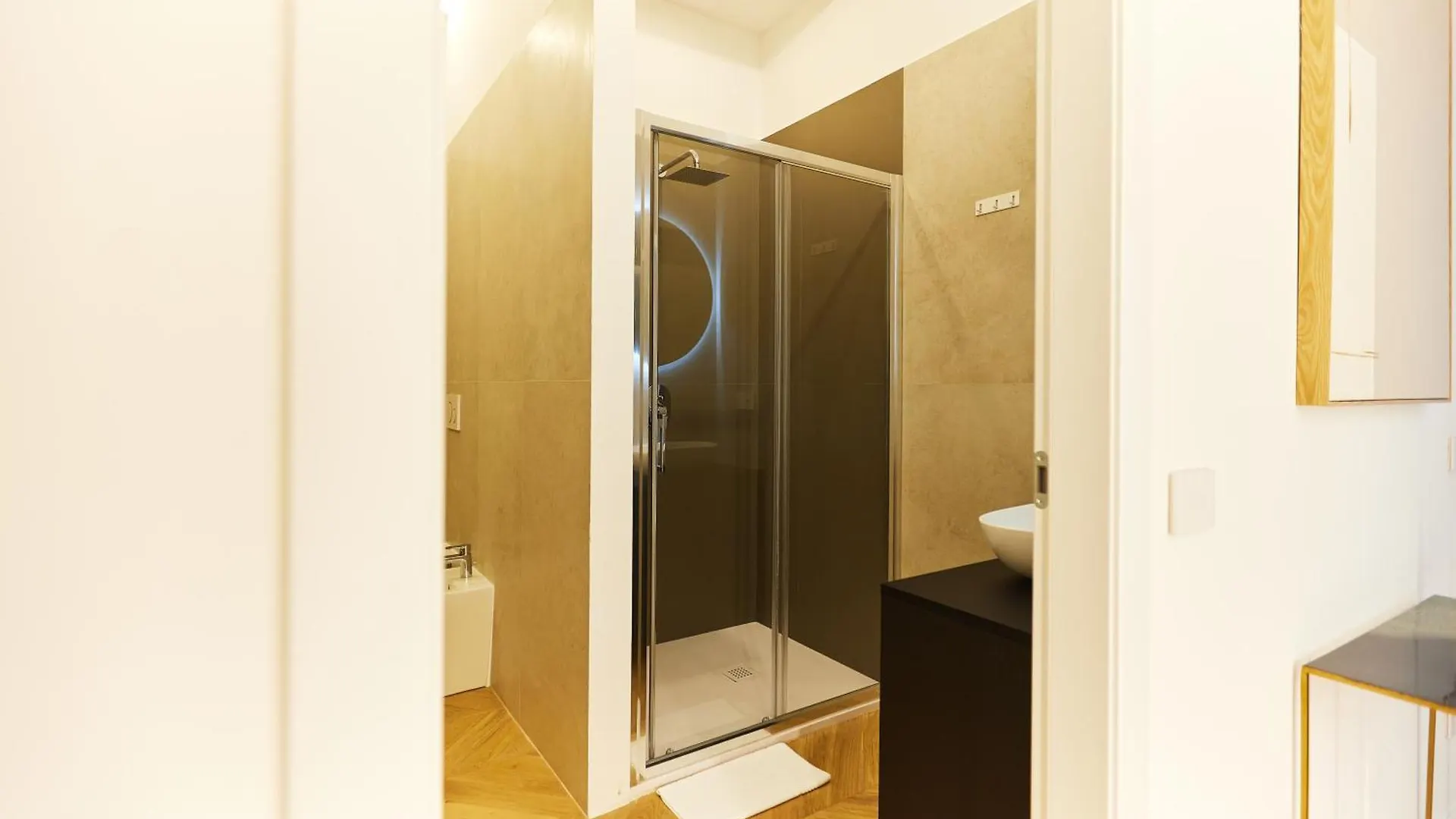 Duomo Imperial Suits - Modern And Comfortable Milan