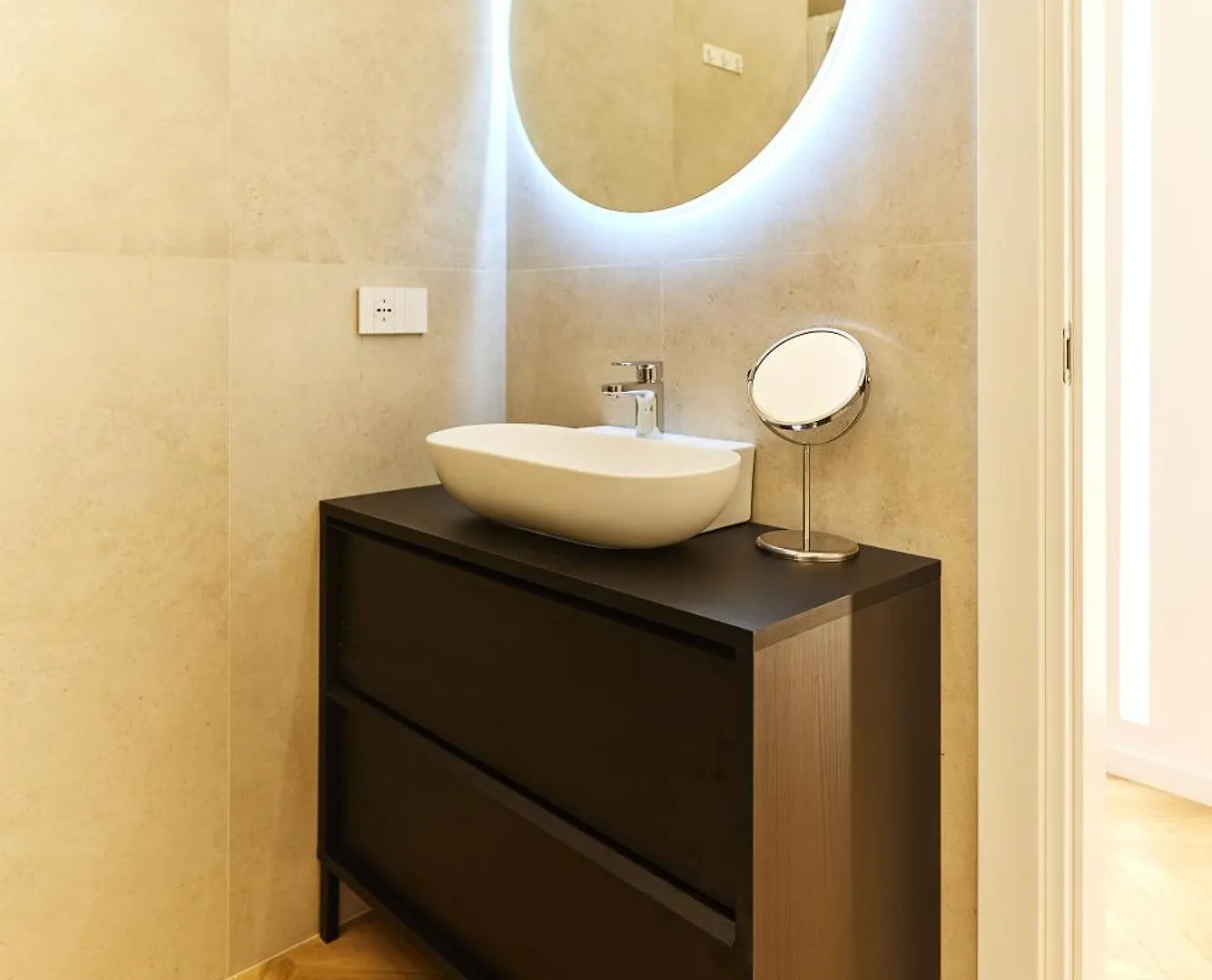 Duomo Imperial Suits - Modern And Comfortable Milan