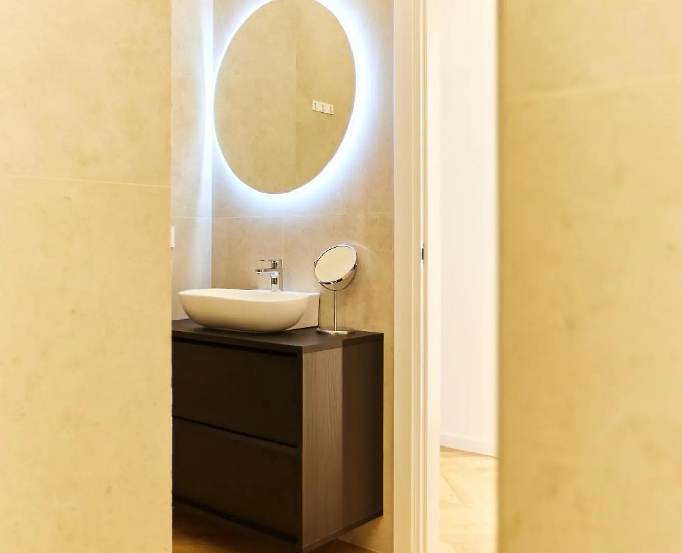 Duomo Imperial Suits - Modern And Comfortable Milan