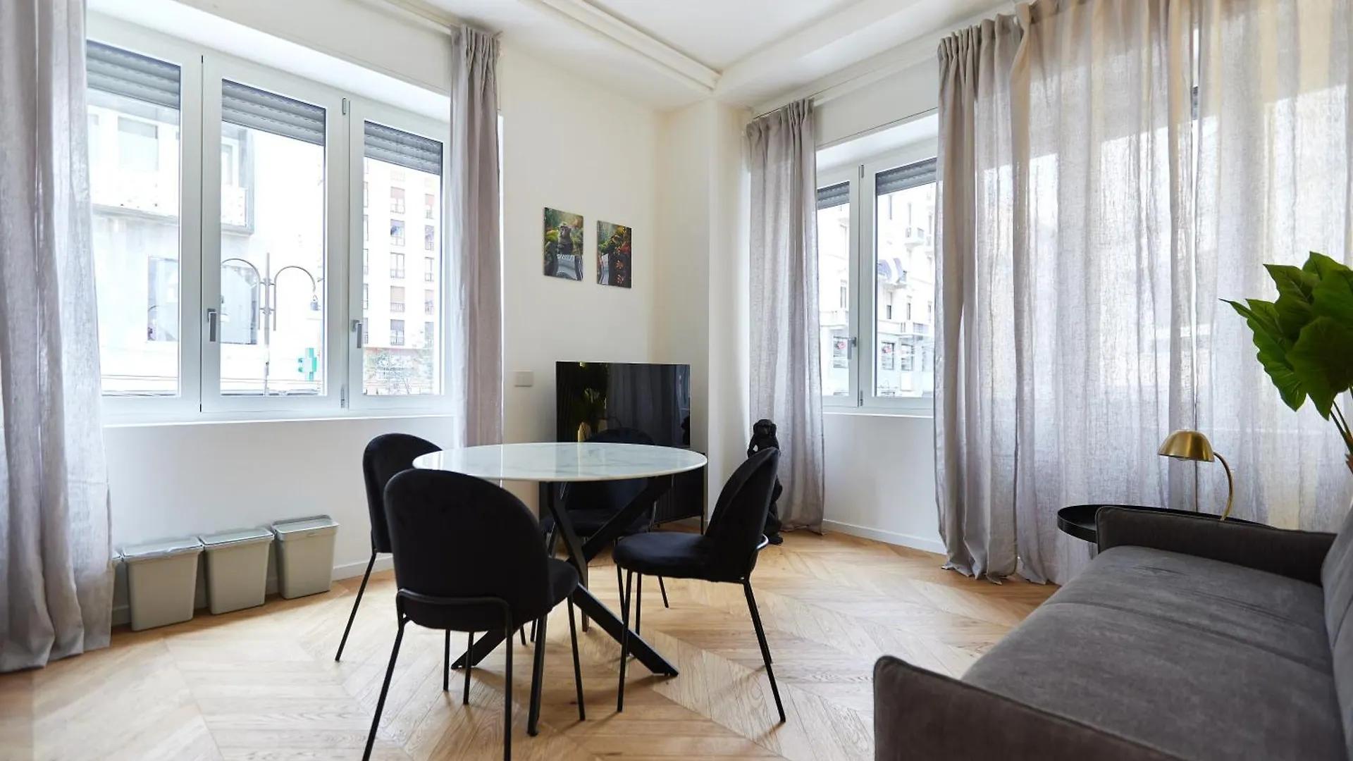Duomo Imperial Suits - Modern And Comfortable Milan