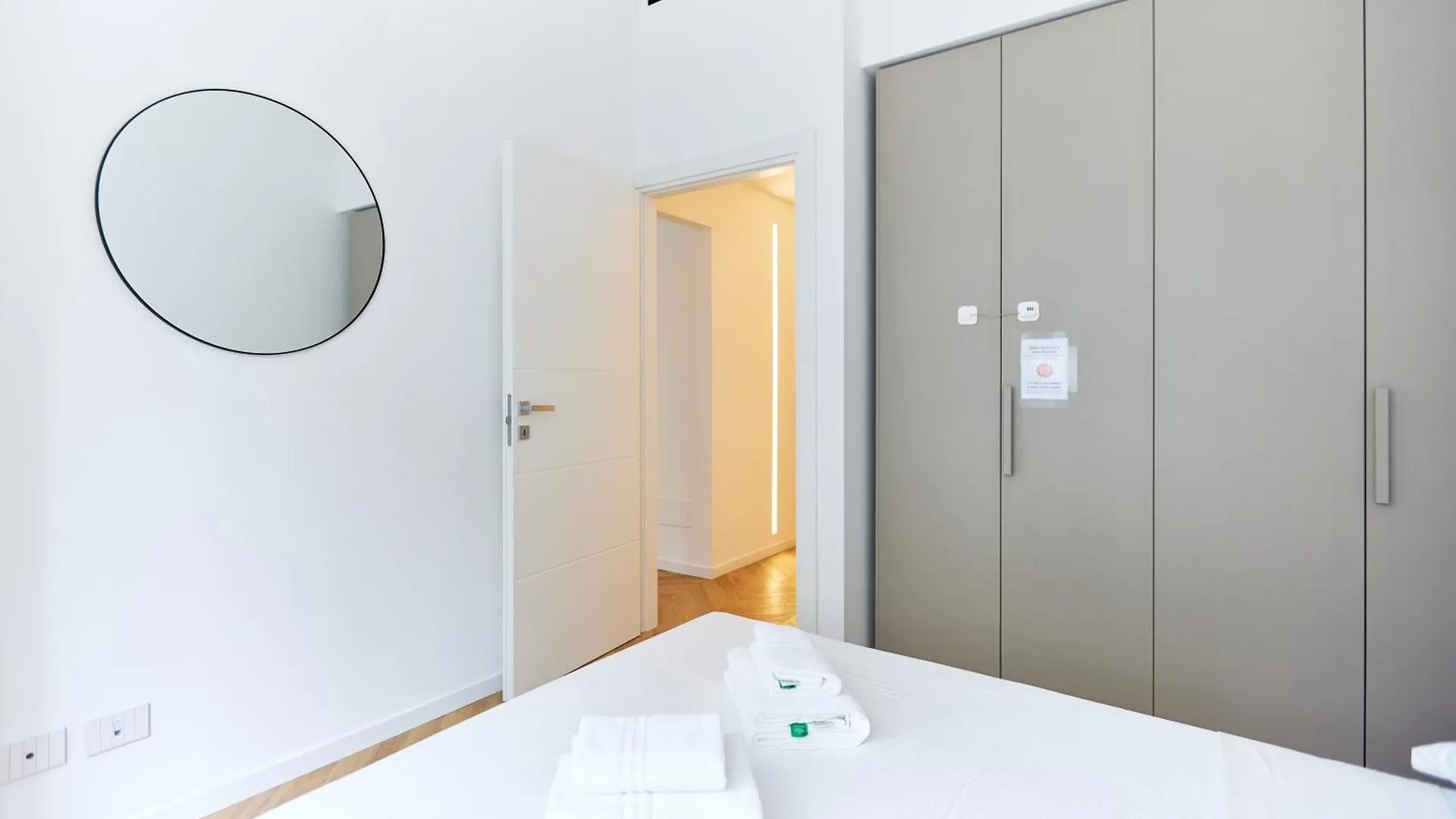 Apartment Duomo Imperial Suits - Modern And Comfortable Milan Italy